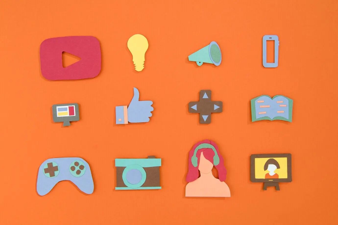 Вид сверху на натюрморт из предметов, связанных с социальными сетями.