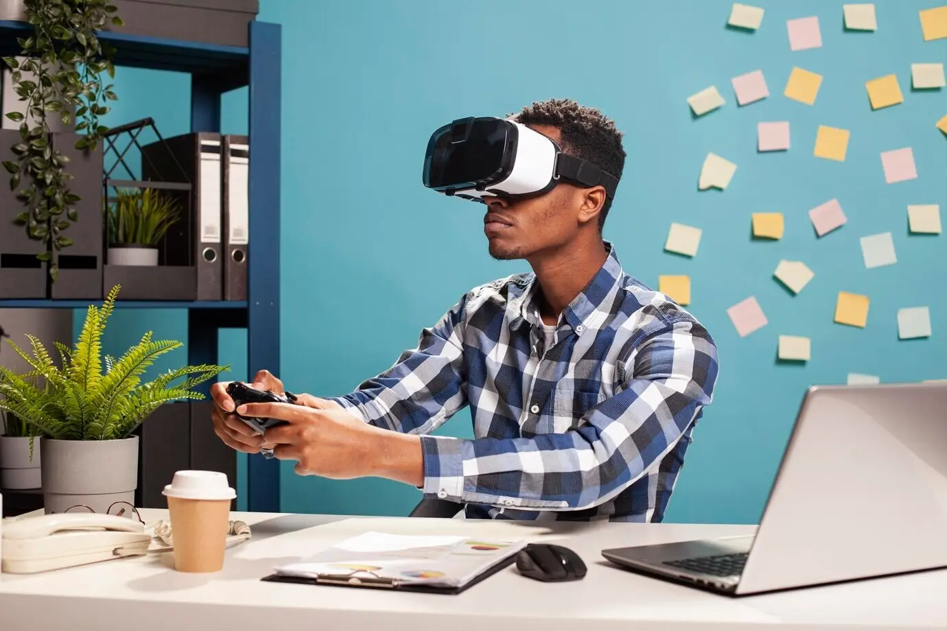 Менеджер, использующий геймпад и VR-гарнитуру.